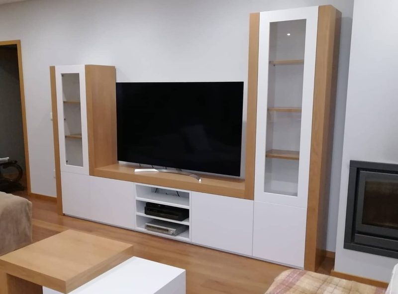 Móvel de TV em branco e madeira com duas vitrines iluminadas