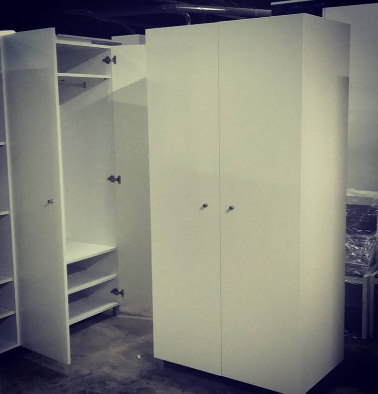 Roupeiros brancos de duas portas, fabricados para um edifício de habitação